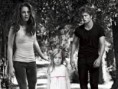 /album/fotogalerie-cullenovi/edward-bella-and-renesmee-jpg1/